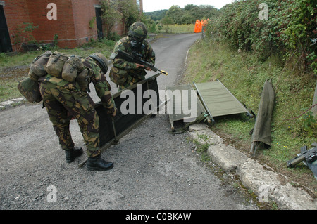 Britische Soldaten in NBC chemische Kriegsführung Anzügen während einer Übung Stockfoto