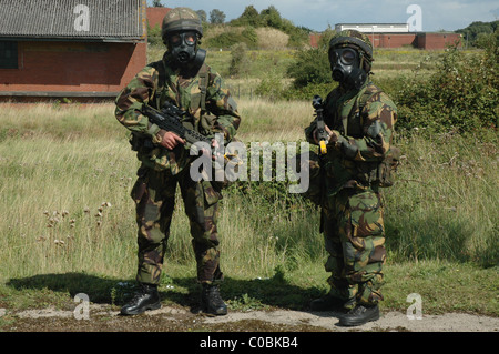 Britische Soldaten in NBC chemische Kriegsführung Anzügen während einer Übung Stockfoto