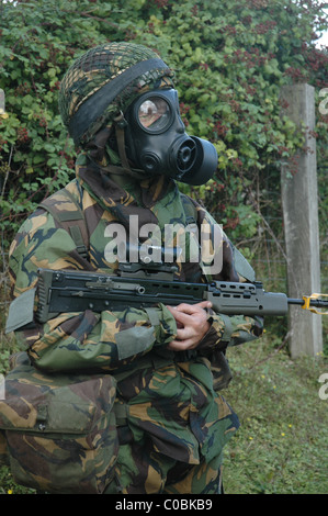 Britische Soldaten in NBC chemische Kriegsführung Anzügen während einer Übung Stockfoto