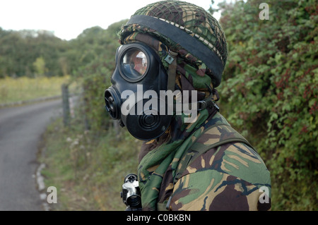 Britische Soldaten in NBC chemische Kriegsführung Anzügen während einer Übung Stockfoto