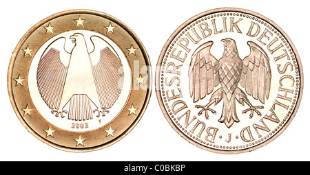 Deutsch 1-Euro-Münze von 2002 und Pre-Euro 1 DM Münze von 1990 Stockfoto