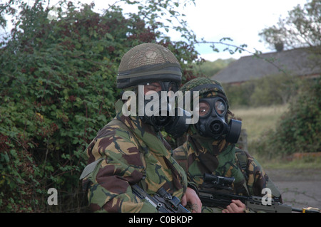 Britische Soldaten in NBC chemische Kriegsführung Anzügen während einer Übung Stockfoto