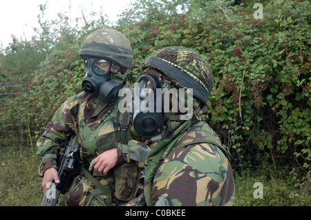 Britische Soldaten in NBC chemische Kriegsführung Anzügen während einer Übung Stockfoto