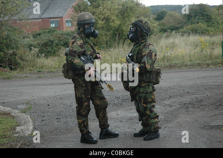 Britische Soldaten in NBC chemische Kriegsführung Anzügen während einer Übung Stockfoto