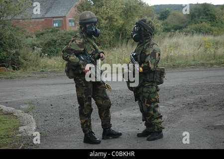 Britische Soldaten in NBC chemische Kriegsführung Anzügen während einer Übung Stockfoto