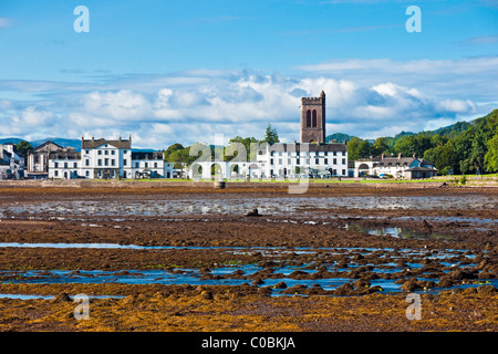 Sonnigen Inveraray am Loch Fyne in Argyll, Schottland betrachtet von der nördlichen Ansatz auf die A83 Stockfoto