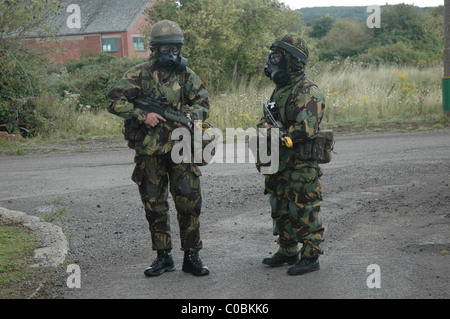 Britische Soldaten in NBC chemische Kriegsführung Anzügen während einer Übung Stockfoto