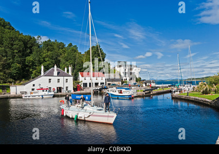 Eine Yacht hat das Crinan Canal-Becken am Crinan Knapdale Argyll & Bute Schottland aus Loch Crinan und Richtung Osten eingereicht. Stockfoto