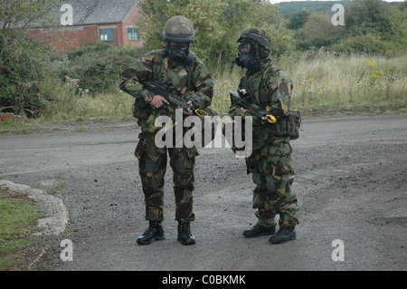 Britische Soldaten in NBC chemische Kriegsführung Anzügen während einer Übung Stockfoto