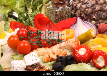 Verschiedene frische Produkte zu einem gesunden Salat Stockfoto