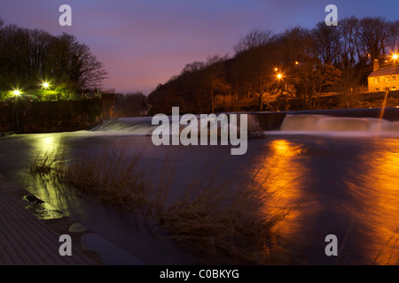 Das Wehr in Lucan Dorf am nightime Stockfoto