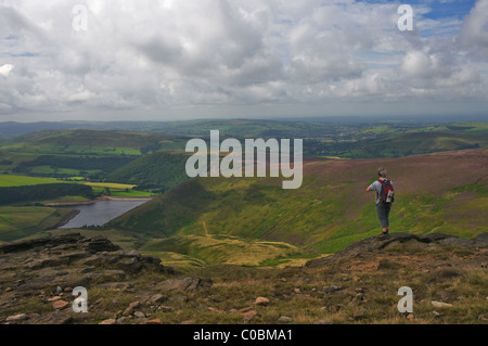 Mit Blick auf Kinder Reservoir aus der Pennine Way Kinder Scout The Peak District England Stockfoto