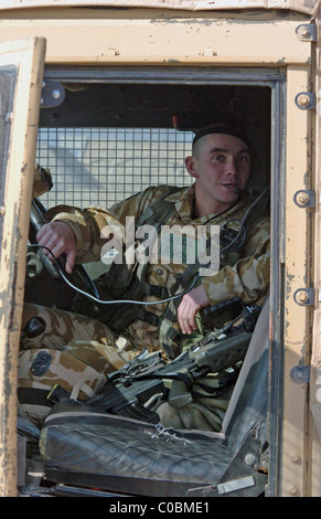 Die Waliser Wachen Battel Gruppe dort unterwegs Pflicht im Irak 2004. Sie wurden nur aus Seite al Arhmar im Südirak gebucht. und Stockfoto