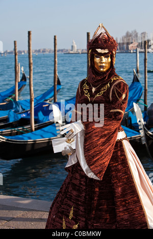 Person im Kostüm auf der Karneval von Venedig mit Panorama Blick auf Venedig Venedig, Karneval, Kostüm, Maske, Festival Stockfoto