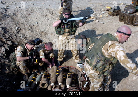 Die Waliser Wachen Battel Gruppe dort unterwegs Pflicht im Irak 2004. Sie wurden nur aus Seite al Arhmar im Südirak gebucht. und Stockfoto