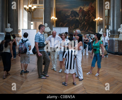 Versailles, Frankreich, Gruppentouristen Familienbesuch Schloss, Französisch Kunstmuseum, im Chateau de Versailles, Innenraum, hohes Kunstmuseum, Kinder, historische Feiertage, Kunstgalerie Zimmergemälde Stockfoto