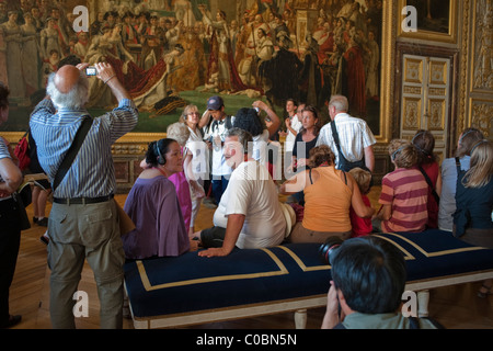 Versailles, Frankreich, große Menschenmengen, Touristen, die die Ausstellung des französischen Kunstmuseums besuchen, im Schloss von Versailles, hohes Kunstmuseum, historische Feiertage, Gemälde, Napoleon Krönung Stockfoto