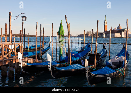 Festgemachten Gondeln mit San Giorgio Maggiore im Hintergrund, Venedig, Italien Stockfoto