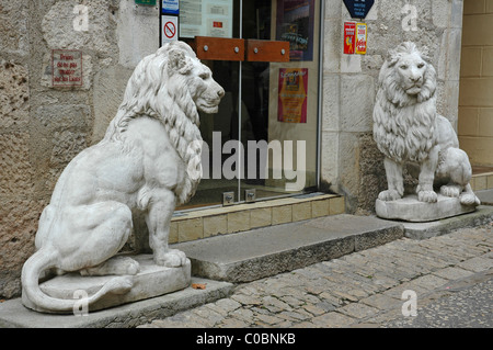 Steinlöwen außerhalb des Hotel du Lion d ' or Rocamadour geschnitzt. Stockfoto