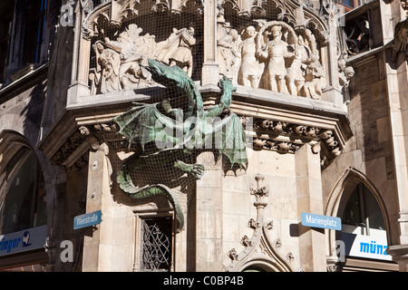 Architekturdetail des Drachen und menschliche Darstellung am Münchner Rathaus (Rathaus) Stockfoto