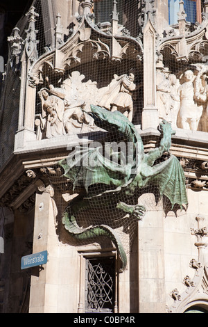 Architekturdetail des Drachen und menschliche Darstellung am Münchner Rathaus (Rathaus) Stockfoto