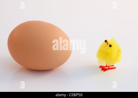 Neben einem Hühnerei Ostern Küken stehen Stockfoto