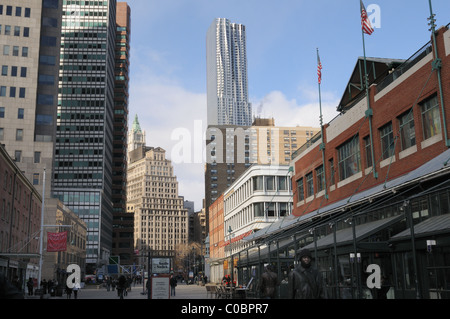 Beekman Tower, entworfen von Frank Gehry, dominiert die Skyline von Lower Manhattan, The South Street Seaport steht im Vordergrund. Stockfoto