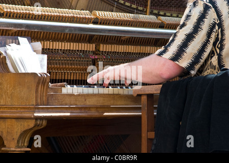 Nahaufnahme von Klavier spielen Straßenmusiker Stockfoto