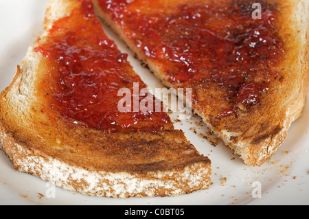 Erdbeer-Marmelade auf toast Stockfoto
