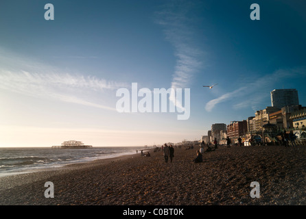 Brighton Beach bei Sonnenuntergang, UK Stockfoto