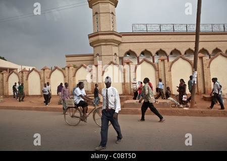 Fußgänger Fuß entlang der Straßen außerhalb der großen Moschee in Lilongwe, Malawi, Ostafrika. Stockfoto