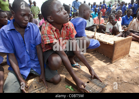 Studenten in Abia Grundschule Praxis für ein Musik-Wettbewerb - Amuria District, Uganda, Ostafrika. Stockfoto