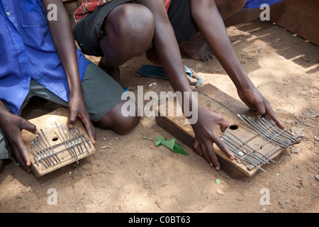 Studenten in Abia Grundschule Praxis für ein Musik-Wettbewerb - Amuria District, Uganda, Ostafrika. Stockfoto