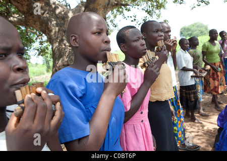 Studenten in Abia Grundschule Praxis für ein Musik-Wettbewerb - Amuria District, Uganda, Ostafrika. Stockfoto