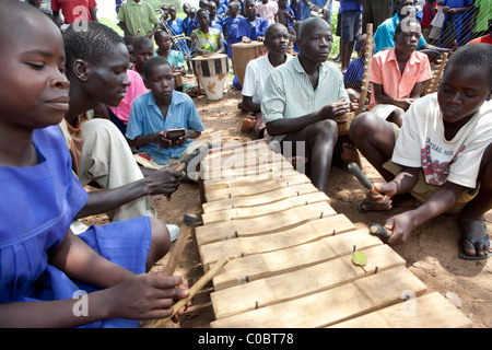 Studenten in Abia Grundschule Praxis für ein Musik-Wettbewerb - Amuria District, Uganda, Ostafrika. Stockfoto