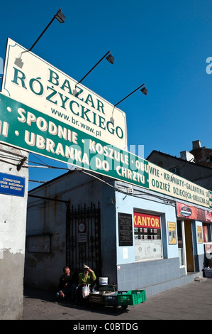 Eingang zum Bazar Rozyckiego, älteste, noch Handelsmarkt in Praga Nord Warschau, alte Frauen & Männer verkaufen Obst, Polen, Europa Stockfoto