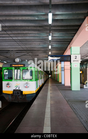 Kommunale Zug am Bahnsteig im Bahnhof Vilnius, Warschau, Praga North, Polen, Europa, EU Stockfoto