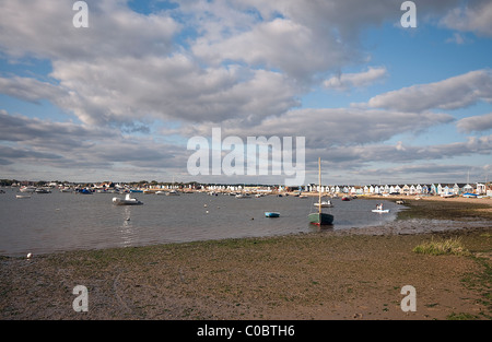 Strandhütten auf dem Sand spucken vom Hengistbury Head in Hafen von Christchurch, Dorset, England, UK Stockfoto