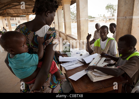 Eine junge Frau kommt in einem Wahllokal in Kumi, Uganda bei der Präsidentschaftswahl 2011 ihre Stimme abzugeben. Stockfoto