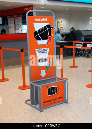 EasyJet Gepäck Kabinengröße Messen in Nordirland Belfast International Airport Stockfoto