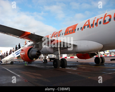 Easyjet a319 Airbus-Flugzeuge am Belfast International Airport Fluggästen. Dieses Flugzeug war der 100. Easyjet airbus Stockfoto