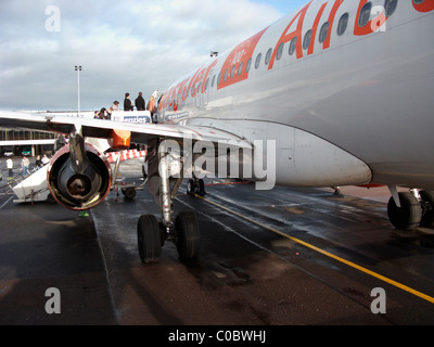 Easyjet a319 Airbus-Flugzeuge am Belfast International Airport Fluggästen. Dieses Flugzeug war der 100. Easyjet airbus Stockfoto