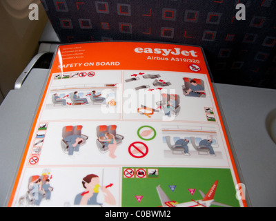 EasyJet a319 Airbus Flugzeugsicherheit an Bord Karte Stockfoto