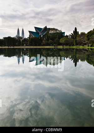 Istana Budaya, Petronas Towers und Titiwangsa See. Stockfoto