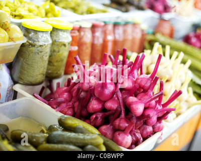 Eingelegter Knoblauch auf Verkauf in Moskau Lebensmittelmarkt Stockfoto