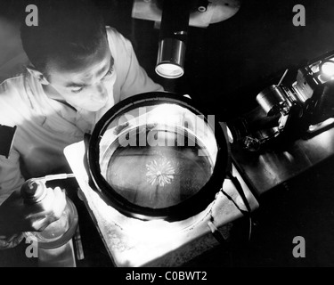 NACA Physiker studieren Alpha-Strahlung in einem kontinuierlichen Nebelkammer. Stockfoto