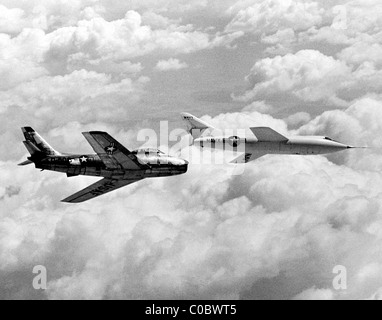 Rakete im Flug mit F-86 Chase Plane. Stockfoto