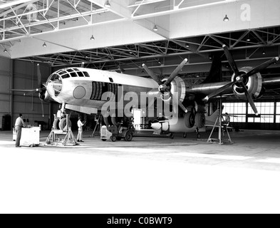 Douglas D-558-2 #2 unter dem linken Flügel der P2B-1 starten Flugzeuge. Stockfoto