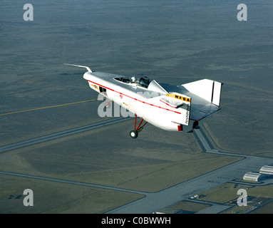 M2-F1 Auftriebskörper ist gesehen hier Under Schlepptau am Flight Research Center, Edwards, Kalifornien. Stockfoto