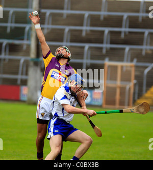 Wexfords Keith Rossiter in Aktion gegen Waterford Thomas Ryan. Allianz Hurling League Division 1 Runde 2, Wexford V Waterfo Stockfoto